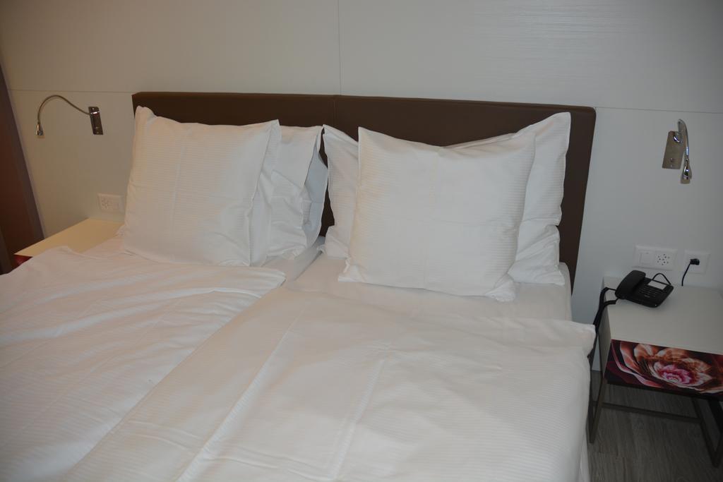 Hotel Forum Martigny Bagian luar foto